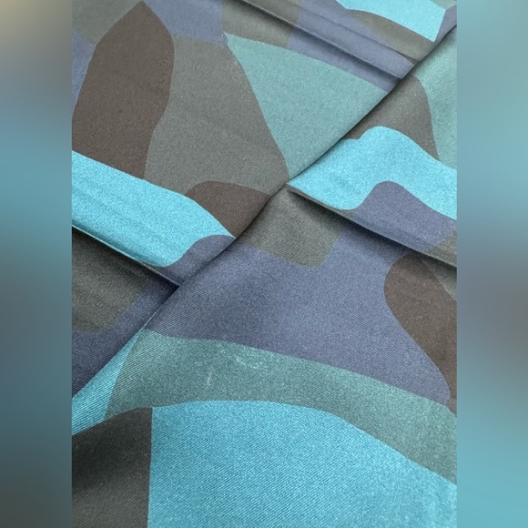 Louis Vuitton Blue Camouflage 100% Silk Designer Scarf - Picture 5 of 5